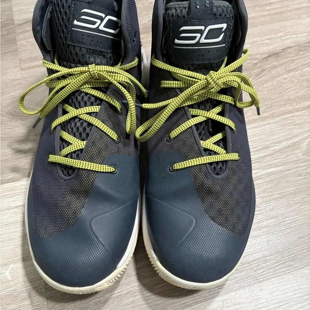 Under Armour Men's Curry SC Basketballl shoes.